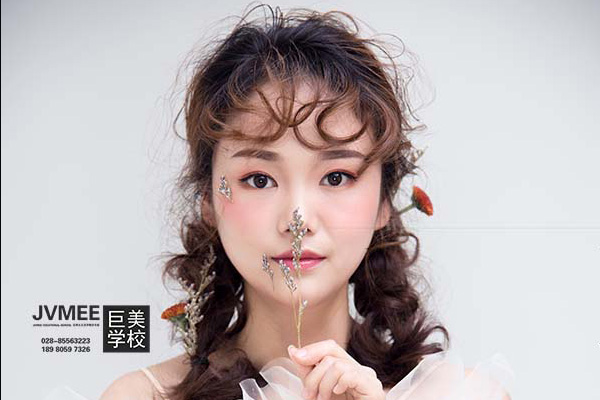 成都学化妆去哪个培训学校(成都化妆培训那个学校)