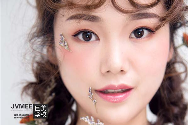 学历低怎么学化妆(学历低学化妆怎么样)