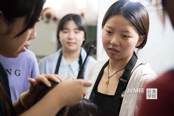 成都哪里的化妆培训学校比较好(成都学化妆去哪里学比较好)