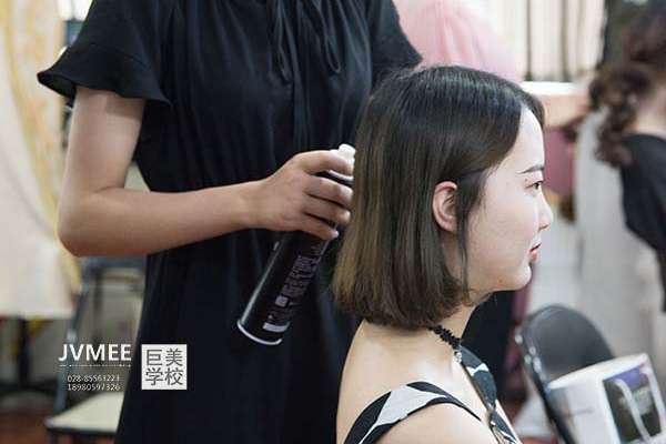 2022年在成都怎么学化妆能学会