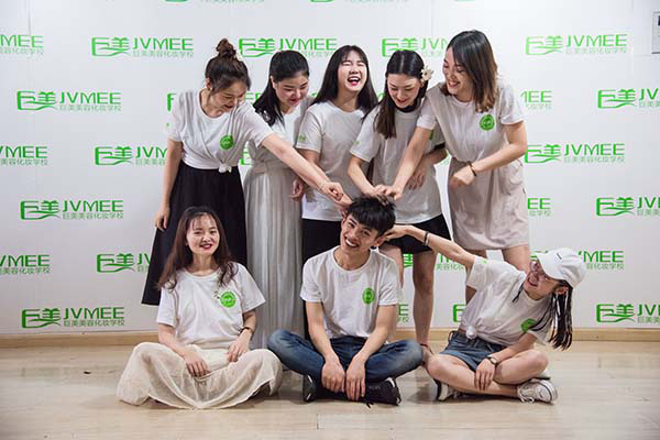 高中学历学化妆怎么学能学好(高中学历如何进行化妆培训)