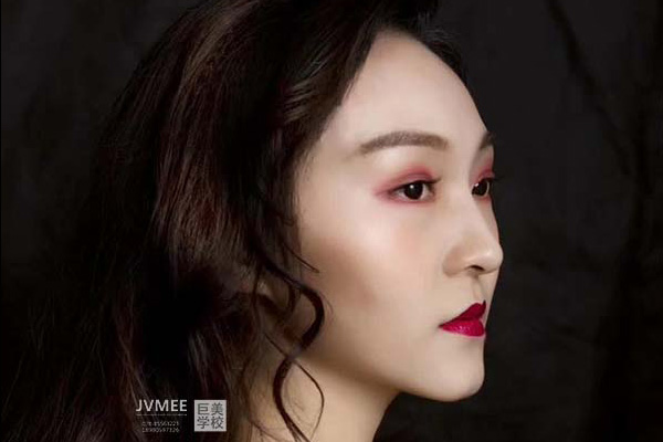 乐山哪里可以学化妆(乐山化妆学校哪家好)