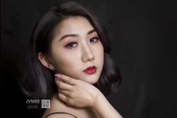 大专生学化妆怎么样(大专生可不可以学化妆)？
