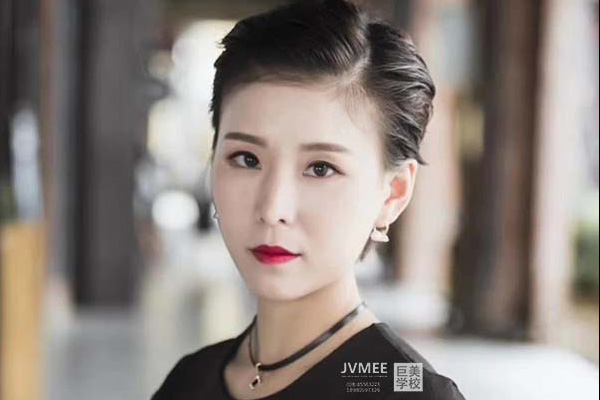 成都学化妆去哪家学校好