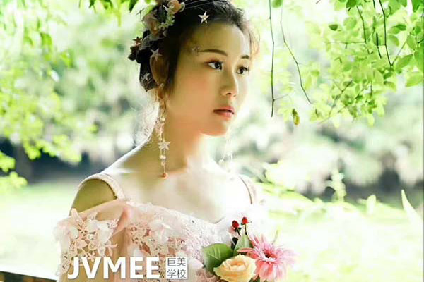 南充学化妆的学校在哪里