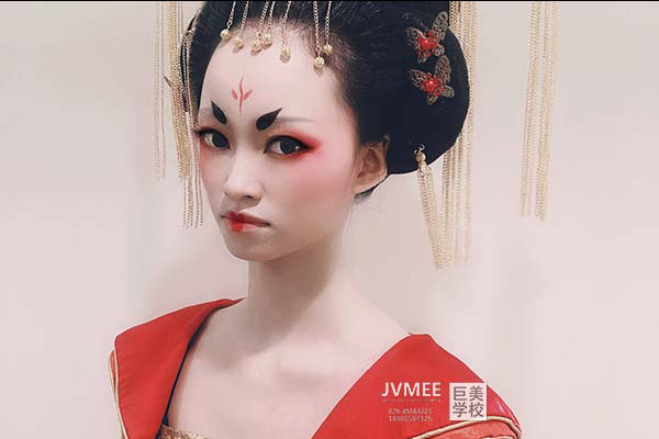 广元专业的化妆学校在哪里